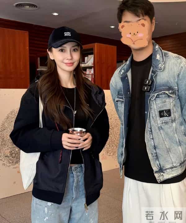 白鹿素颜接受采访，皮肤白皙像女高中生，大方得体不怯场