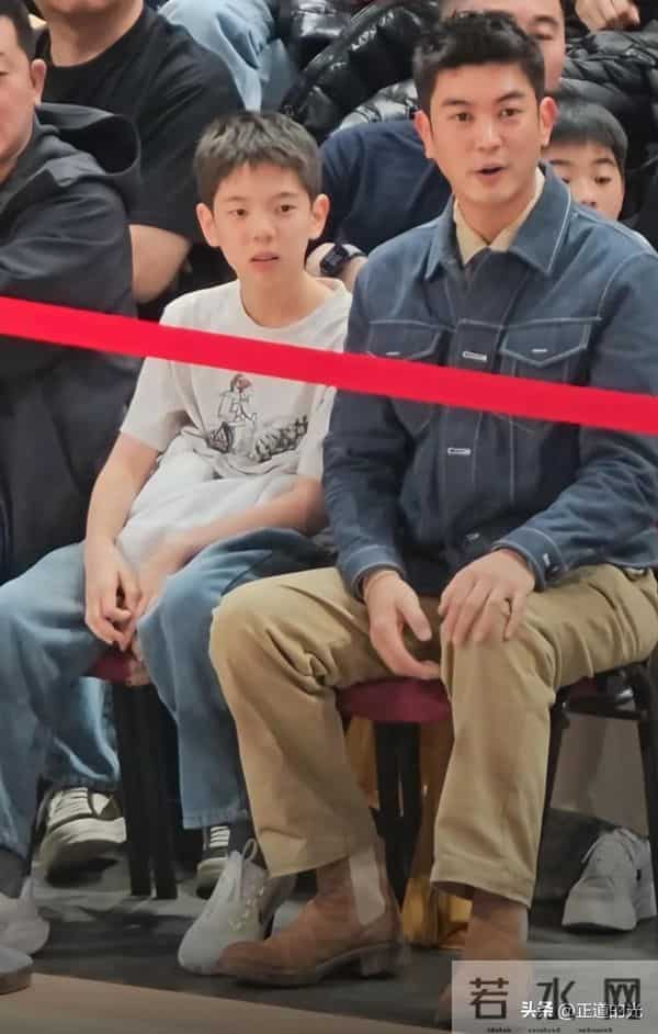 杜江带儿子看男篮比赛 嗯哼龅牙 两颊鼓像金鱼嘴 12岁身高近1米7