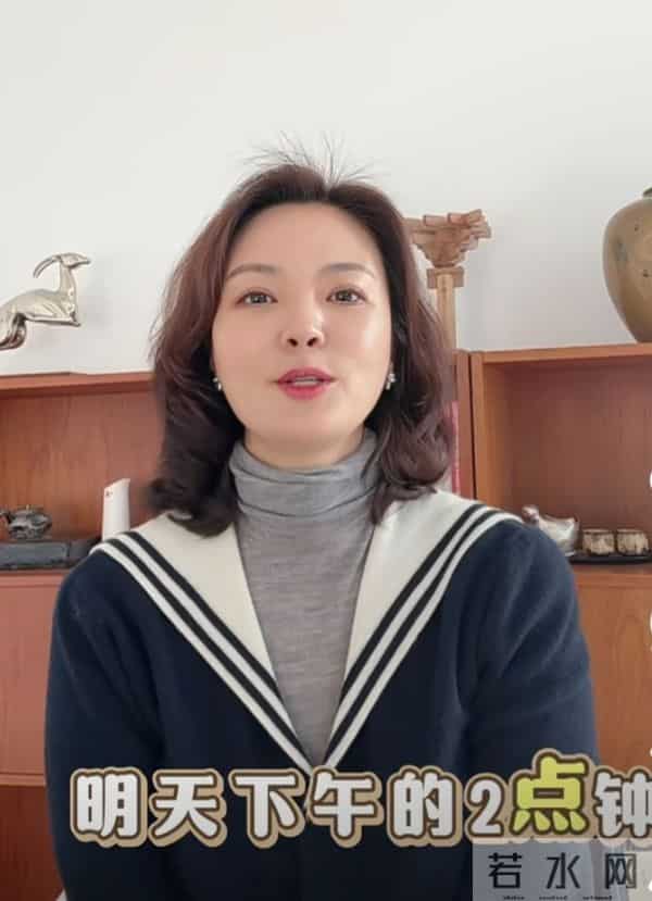 刘芳菲学院风穿搭出镜，卷发搭海军领开衫，优雅又精致