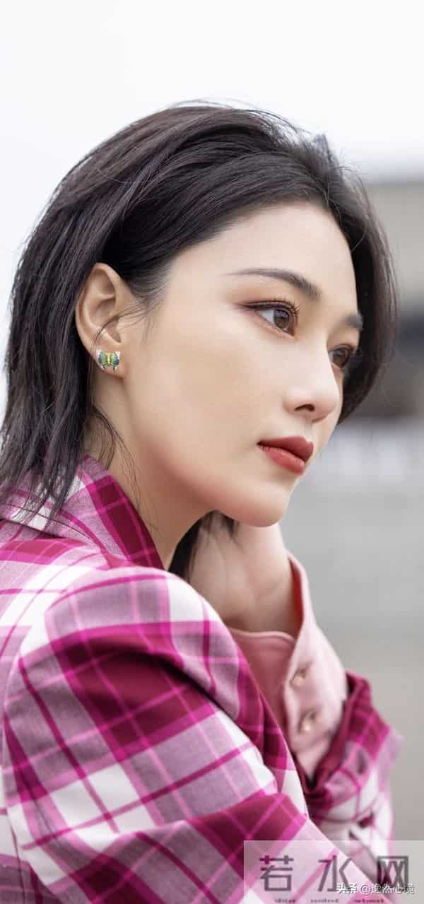 张馨予中国风造型 ‖ 旗袍+格子西装，经典美人胚子