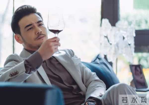 42岁杨烁断崖衰老，生图下脸黑皮松肉垮，走路弯腰驼背没霸总气场