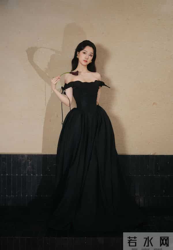女明星，王小亿 黑色抹胸长裙衬得雪白香肩，很难不心动
