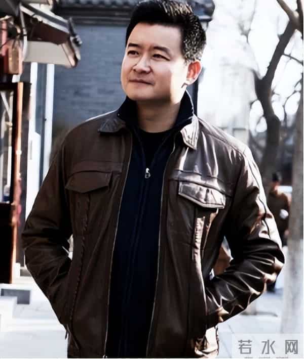 曾是央视名嘴，31岁赴美国，如今50岁现状如何了