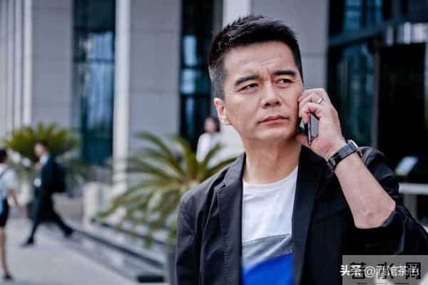 原来他就是许亚军大儿子，中戏毕业1米8大帅哥，和继母长得很像