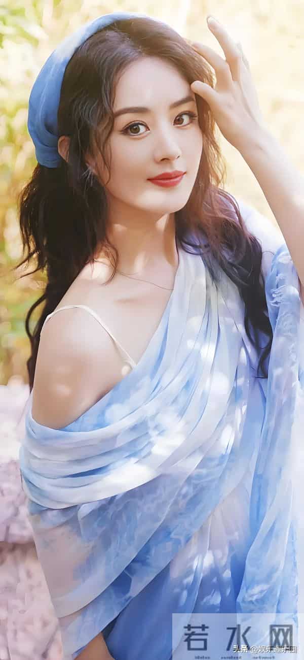 鎏金裙装衬着浅笑，每一缕光影都在诉说她的明媚