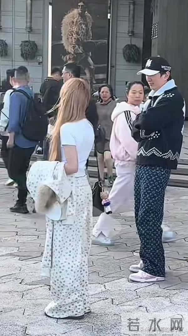 王思聪携网红香港游双下巴抢镜，王健林憔悴操劳，父子状态反差大