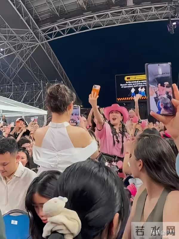 网友新加坡偶遇钟丽缇！粉衣闪帽少女感拉满，活力性格超圈粉