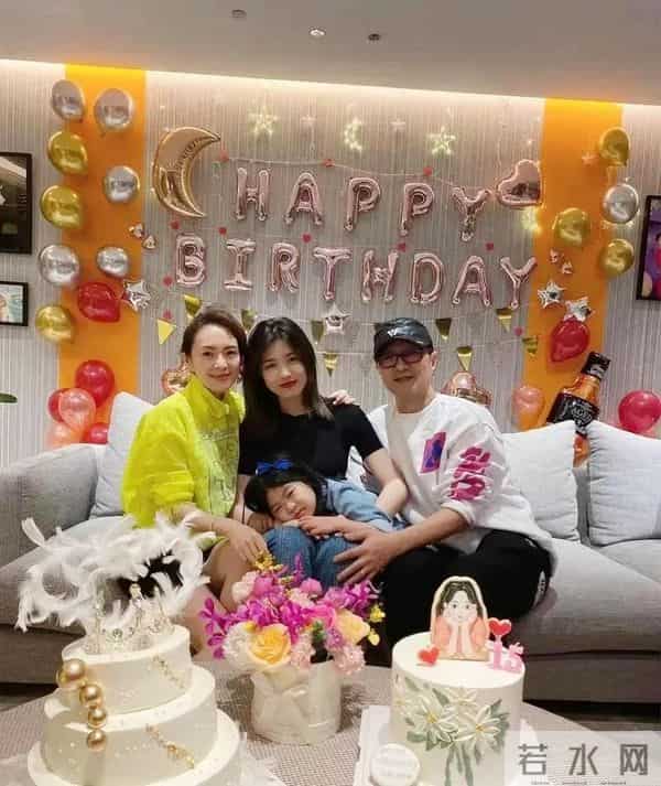 汪峰女儿小苹果早恋，穿沙滩短裤和男友合照，三任后妈章子怡最暖