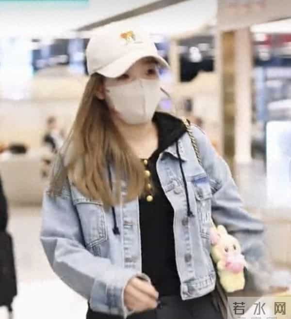 11.28刘诗雯抵达杭州，牛仔外套配帽子尽显休闲洒脱气质