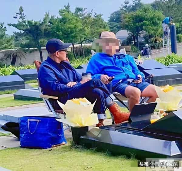 爆料具俊烨又去大S墓前静坐，但这次带了朋友！