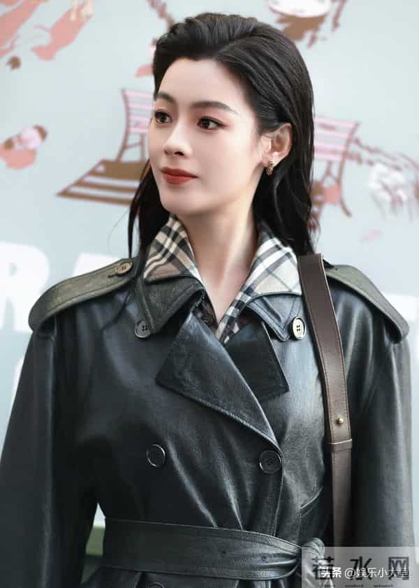 陈丽君现身精品店开幕活动，皮衣配湿发背头，刚柔并济的气质好美