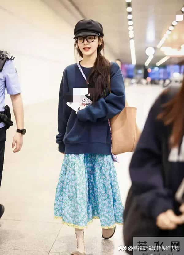 章若楠机场私服真时髦!穿藏蓝字母卫衣+印花半裙,减龄又高级!