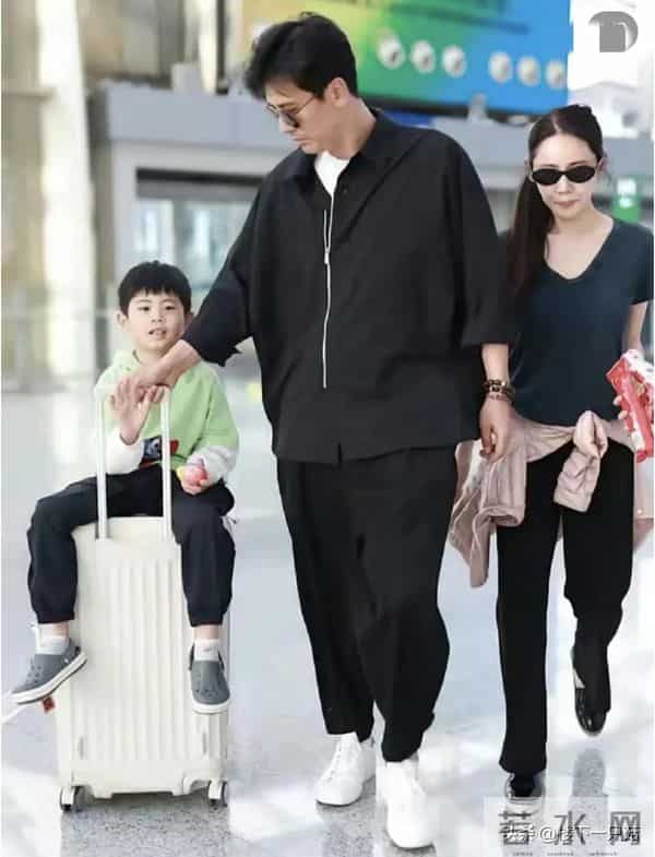 于晓光夫妻合体捞金 46岁秋瓷炫紧身短裙 空气刘海 笑容甜美似少女