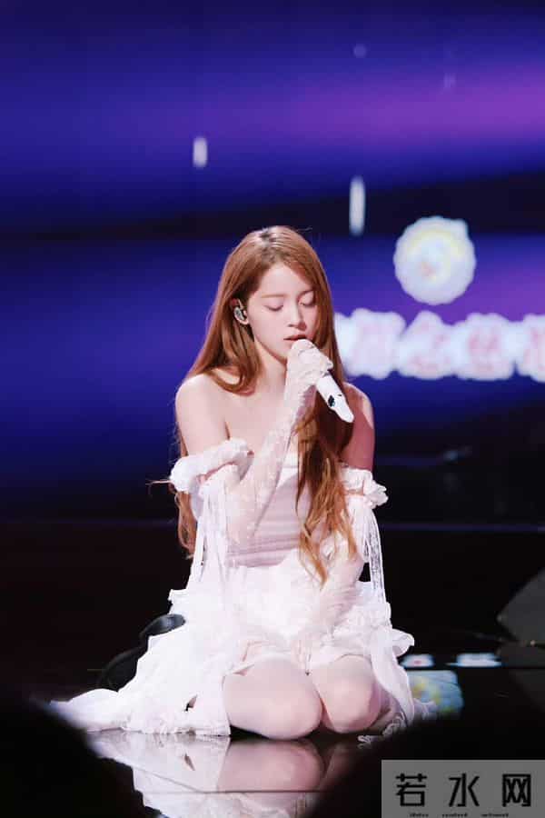 欧阳娜娜舞台戴白色蕾丝手套，穿白色丝袜，光彩照人