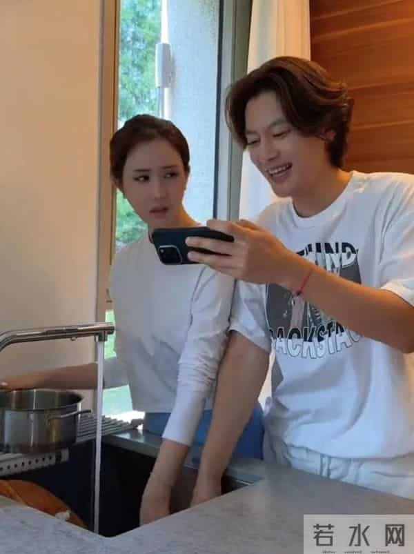 李多海在上海逛夜市，打扮像清纯女大学生，全程用中文和店家沟通