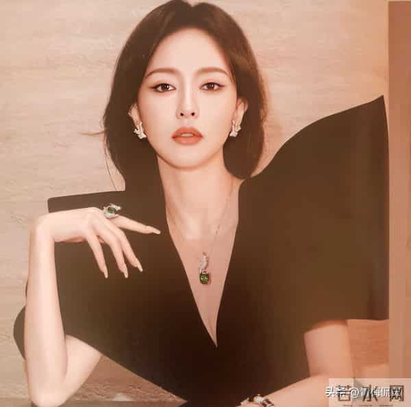 葬礼五天后唐嫣复工，法令纹凹陷状态憔悴，脸肿成发面馒头不敢认