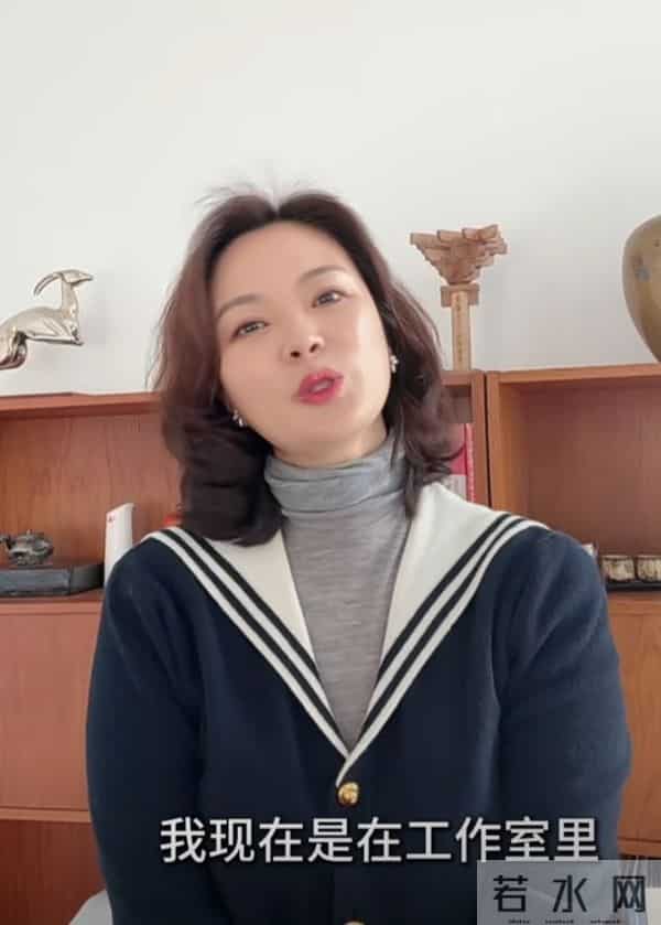 刘芳菲学院风穿搭出镜，卷发搭海军领开衫，优雅又精致