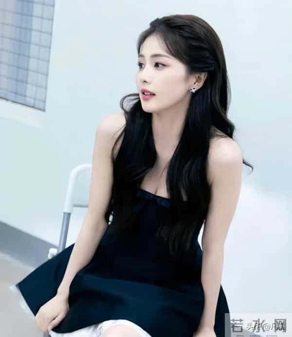 白鹿，身穿黑色抹胸短裙，俏皮可爱