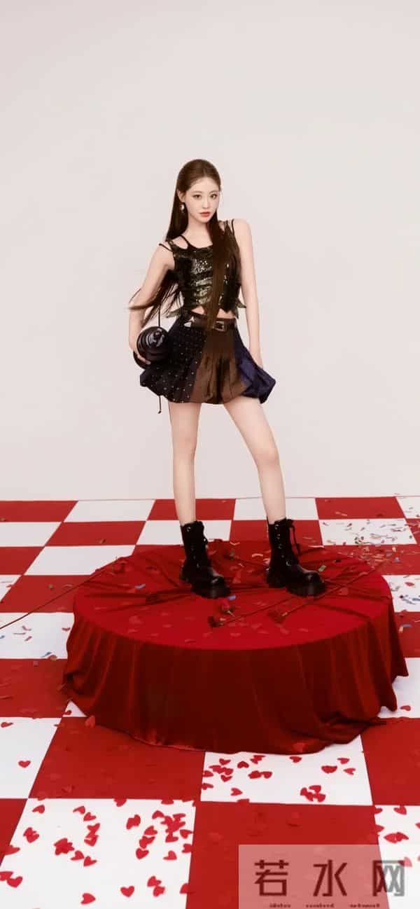 祝绪丹｜鎏金黑裙+爱心装置，独立后造型杀疯了！