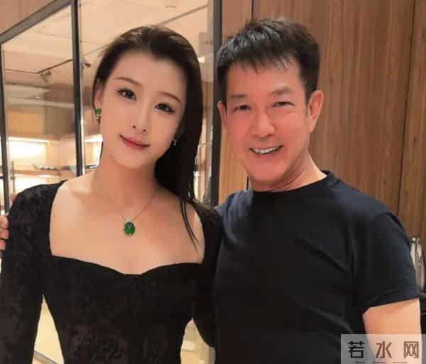 68岁元彪现身广西，和美女舞蹈家吃晚餐，肌肉饱满，身材练得超好