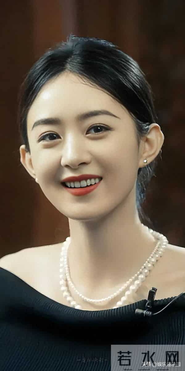 鎏金裙装衬着浅笑，每一缕光影都在诉说她的明媚