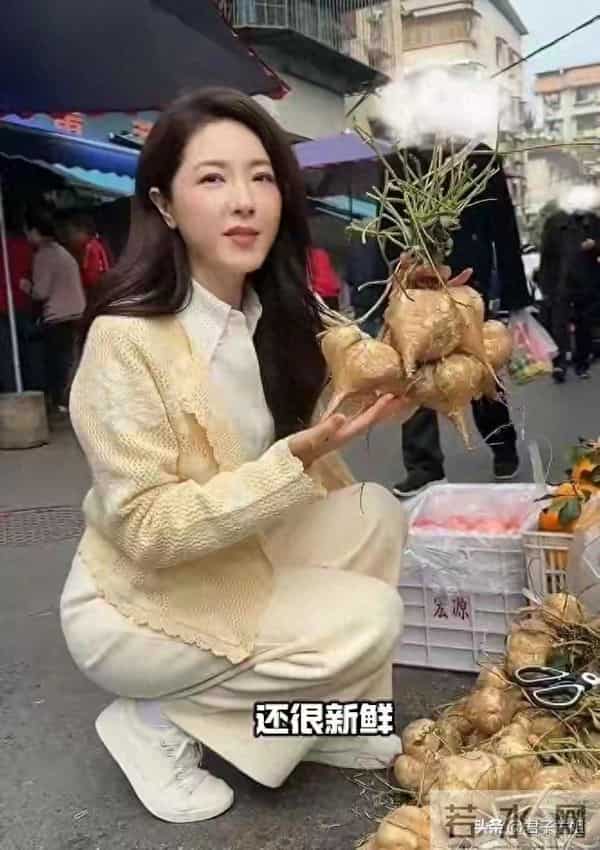 49岁曾黎在菜市场买地瓜她打扮中性 皮肤又白又嫩拿着地瓜连连夸赞