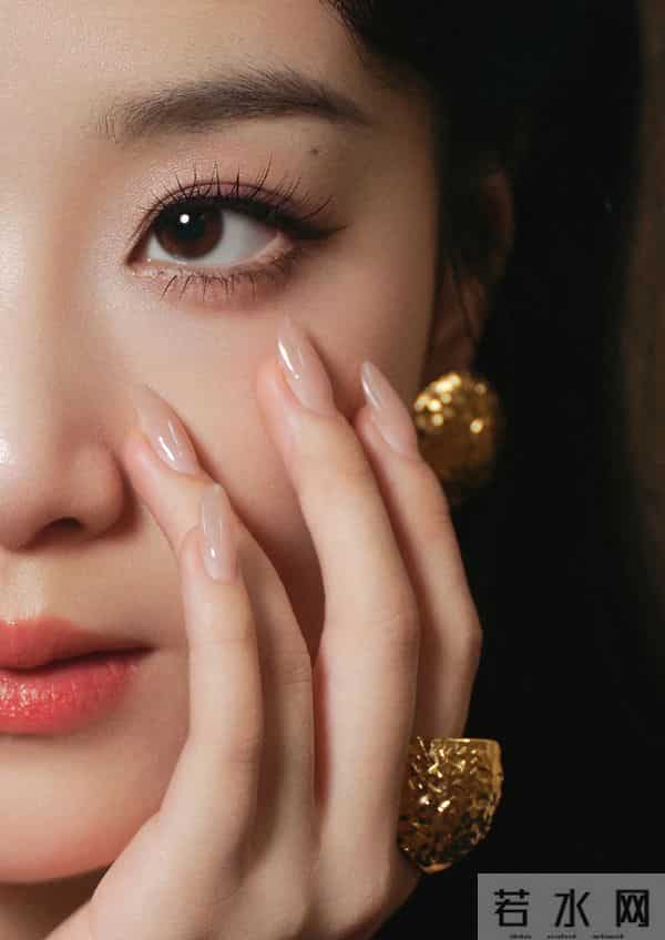 女明星，王小亿 黑色抹胸长裙衬得雪白香肩，很难不心动