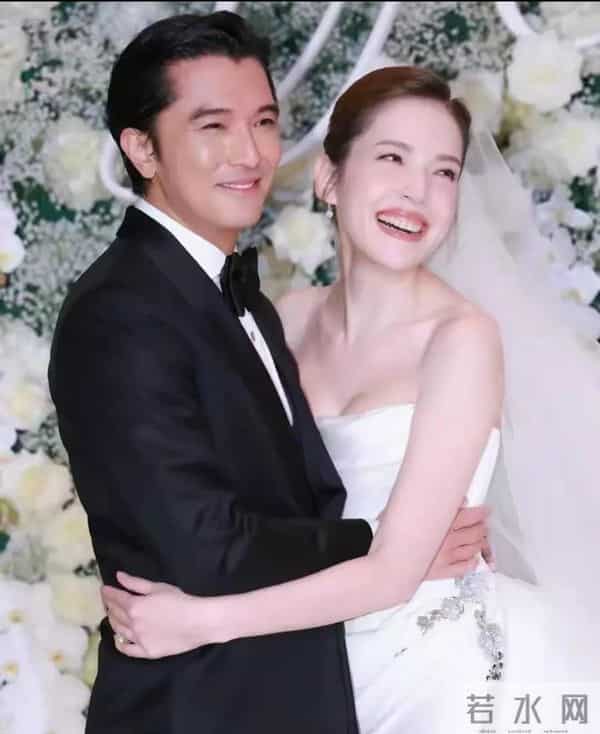 邱泽许玮甯补办婚礼，儿子亮相 长腿随爸妈，下巴和爸爸一个模子