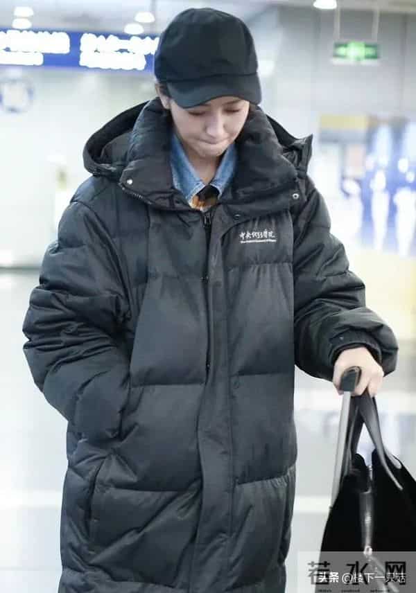 佟丽娅回中戏母校 丸子头穿大衣 42岁发际线高大脑门 细纹多法令纹深