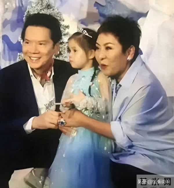 郭碧婷三亚走秀，双目无神被张予曦抢风头，曾曝女儿被同学孤立