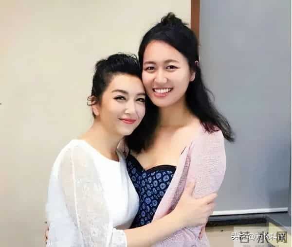 57岁江珊近照曝光，脸垮嘴斜，满头白发，女神成老太，让人太心酸