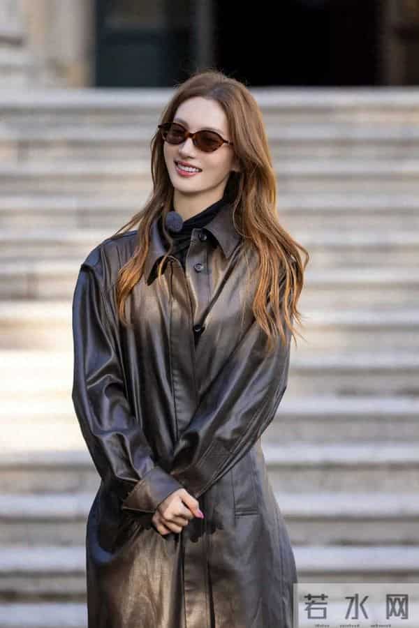 金晨这身打扮和动作，确实有点特工的感觉期待她综艺中精彩的发挥