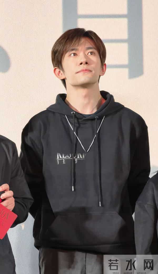 易烊千玺抬头的那一瞬间，好像看到了星爷的影子，一样的孤独感