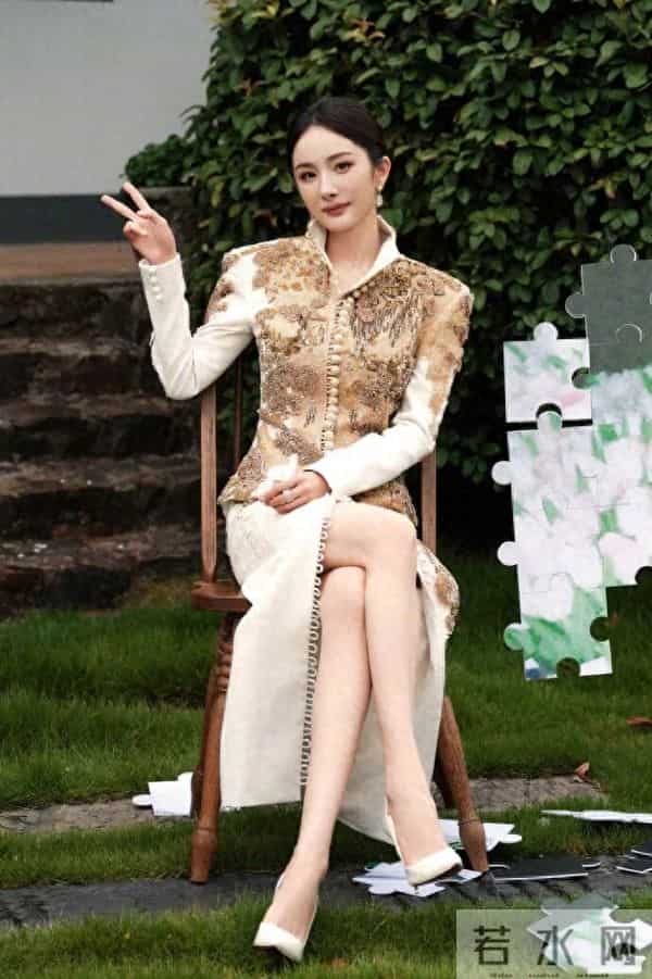 杨幂鎏金旗袍配红底鞋，这腰臀比是女娲炫技吧！