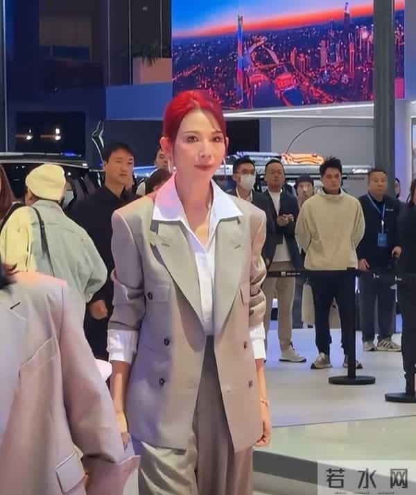 落地凤凰不如鸡？52岁蔡少芬现身广州车展，为钱累脱相，直言辛苦