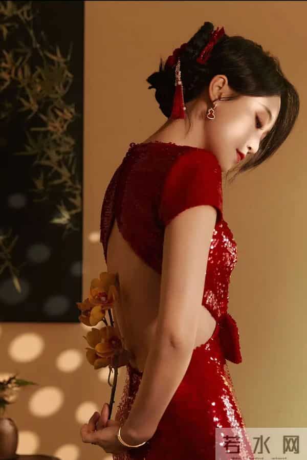 蓝盈莹｜红裙露背装杀疯了！中式氛围感美到失语