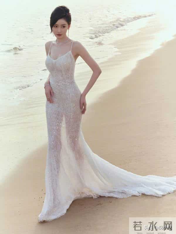 张天爱也太美了！透视吊带裙，身材婀娜多姿