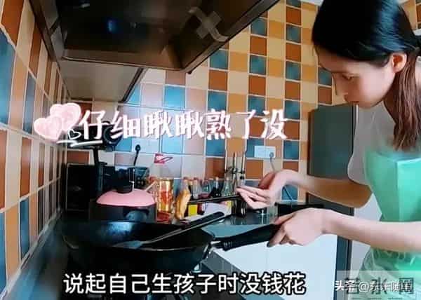 颖儿手机店被偶遇，生图皮松肉垮还歪嘴，穿超短裙腿白嫩还修长