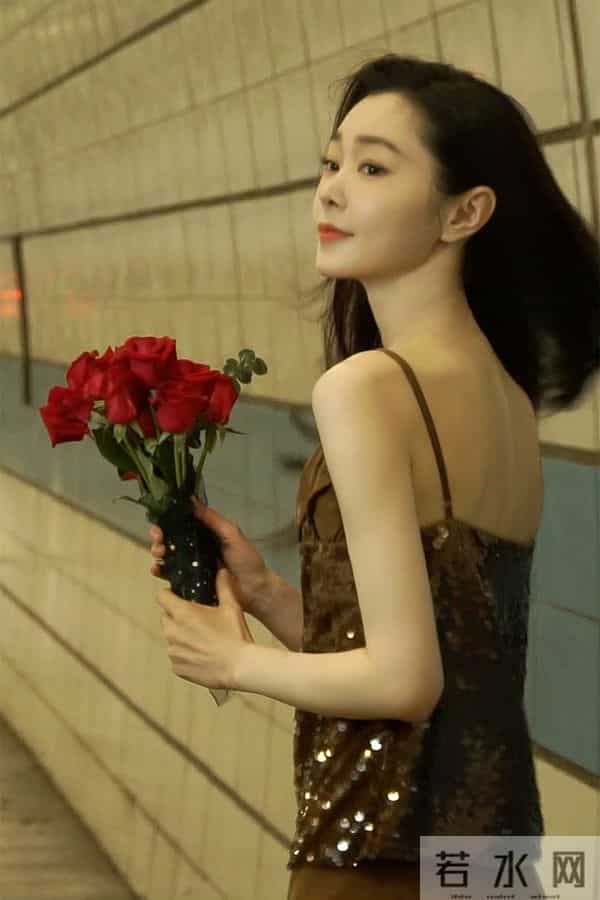 宋轶壁纸，手捧鲜花好美好灵动