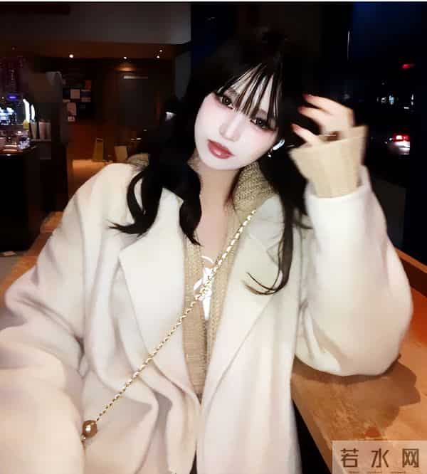 汪峰女儿小苹果早恋，穿沙滩短裤和男友合照，三任后妈章子怡最暖