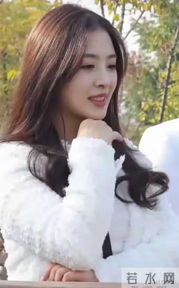 张含韵成都看熊猫，小香风皮卷发一搭，甜成软糖萌化啦