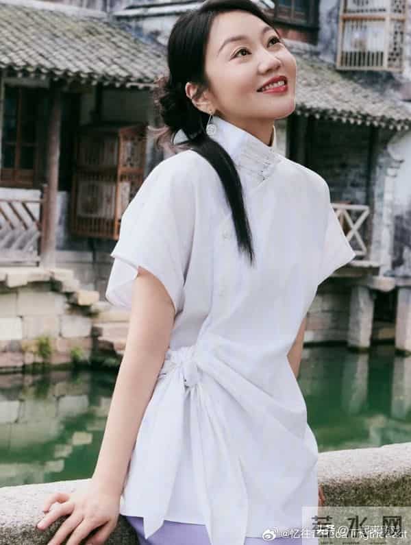 闫妮笑起来的梨涡依旧,眼神清澈明亮,美得如此真实、自然的女神