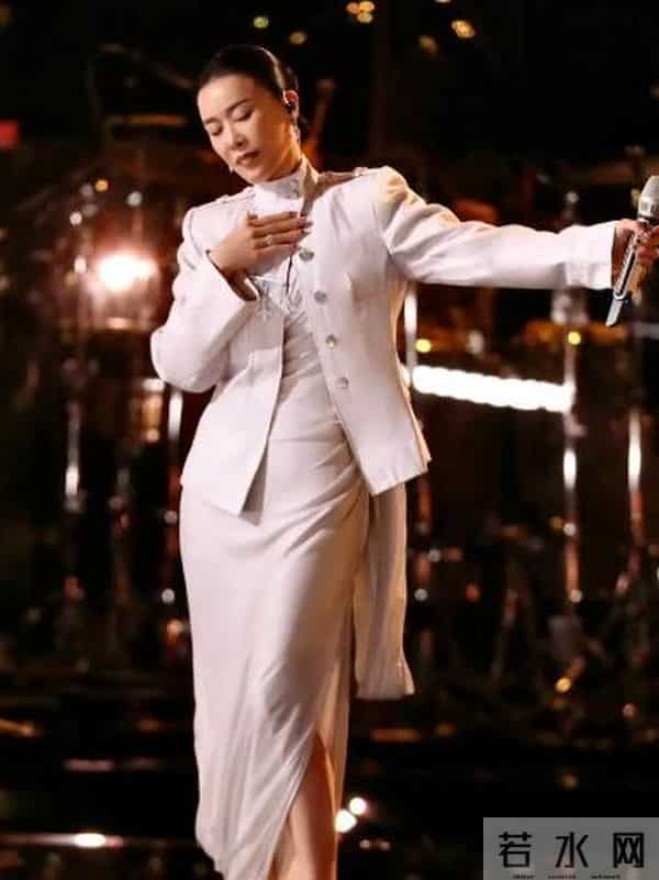 一场生日，戳穿了58岁那英的江湖地位，周深确实一个字都没说错