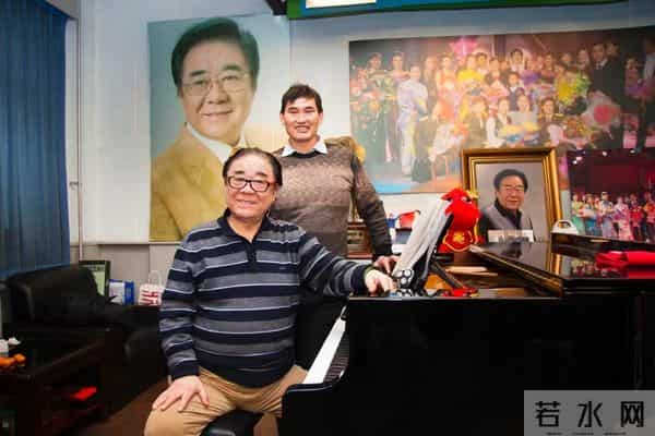 她9次登上春晚，却被谣传嫁给大31岁高层，如今49岁的她依旧单身