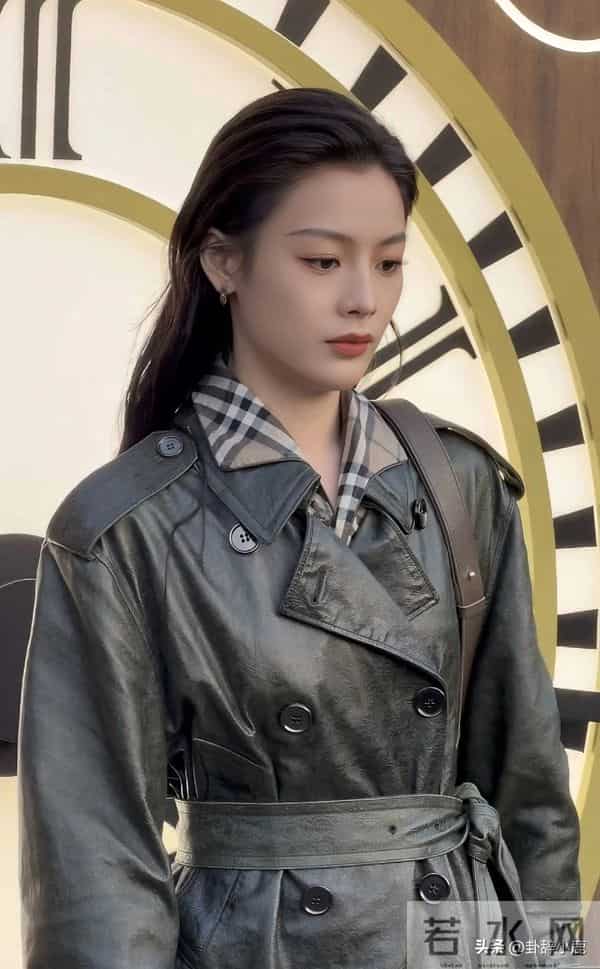 陈丽君现身北京王府井，一身绿皮风衣搭配湿发，美得毫不费力！