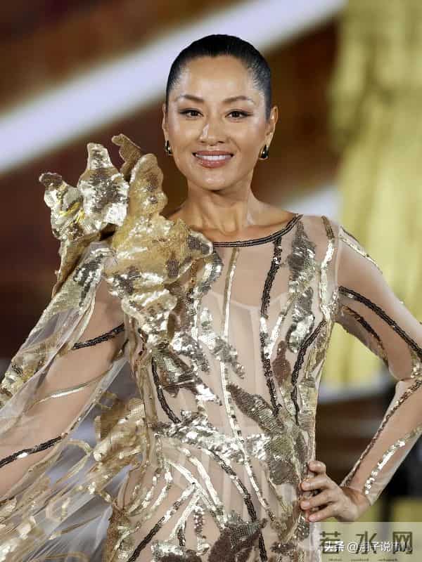 胡兵瞿颖同台炸场！鎏金碎光裙配硬汉气场，美到挪不开眼