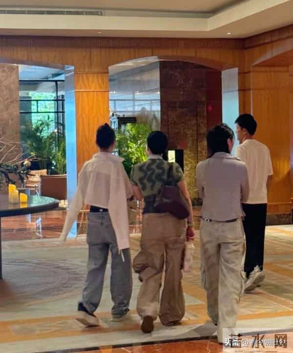 55岁钟丽缇和女儿现身新加坡逛商场，她扎着麻花辫，脸部皮肤超好