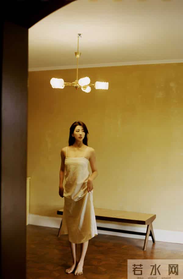 美女演员，刘芮侨的美脚