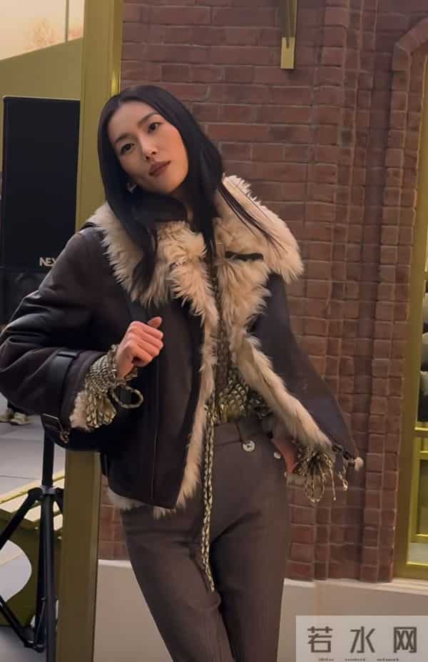 刘雯皮衣配皮靴，大长腿逆天！