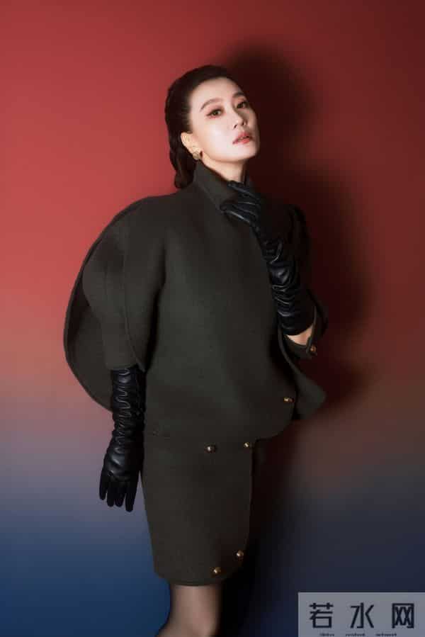 歌手谭晶舞台黑色丝袜筒靴造型，好有韵味